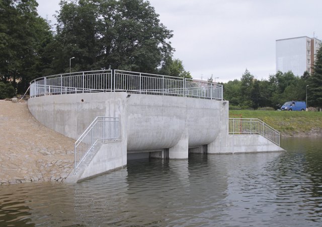 Vtokový objekt tvoří masivní železobetonová konstrukce se dvěma přepadovými otvory, každý o rozměrech 3,0 &times; 1,8 m.