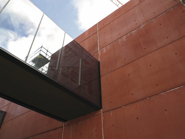 Atraktivní barevné pohledové betonové plochy jsou vytvořeny díky COLORCRETE®