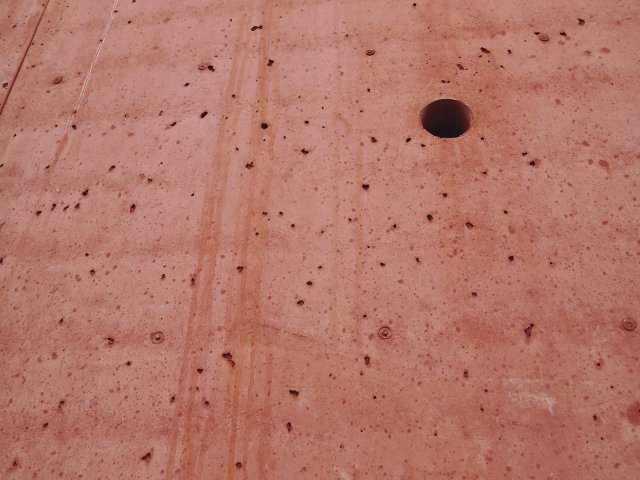 Detailní pohled na fasádu z betonu COLORCRETE® po odbednění