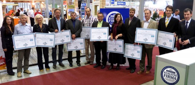 Zástupci certifikovaných firem na stavebním veletrhu FOR ARCH Praha 2014. Zleva Jana Klasová, Vladimír Bělohlávek, Marcela Barošová, Stanislav Menoušek, Oldřich Šebek, Rudolf Václavík, Robert Cvrk, Jana Růžková, Petr Smutný, Jaroslav Linhart, Jan Koňařík, Jakub Železný.