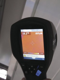Měřená teplota při nasměrování teploměru na strop