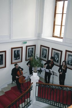 V historických prostorách se krásně rozléhala hudba