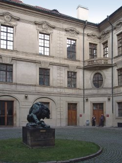 Obr. 2: Nádvoří Šternberského paláce