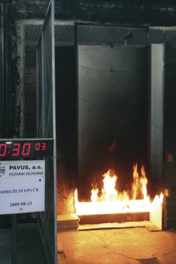 Příklad úspěšné zkoušky požární bariery výšky 200 mm dle ISO 13785-1
