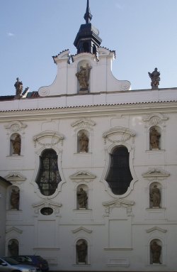 Obr. 6: Stěna kostela sv. Bartoloměje v Praze