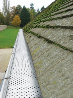 Gutter Stark&reg; zabraňuje usazení listí a jiných nečistot, lehký vítr vše odfoukne.