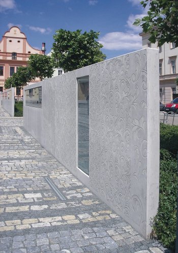 Realizace pohledové betonové stěny na náměstí ve Stříbře u Tachova