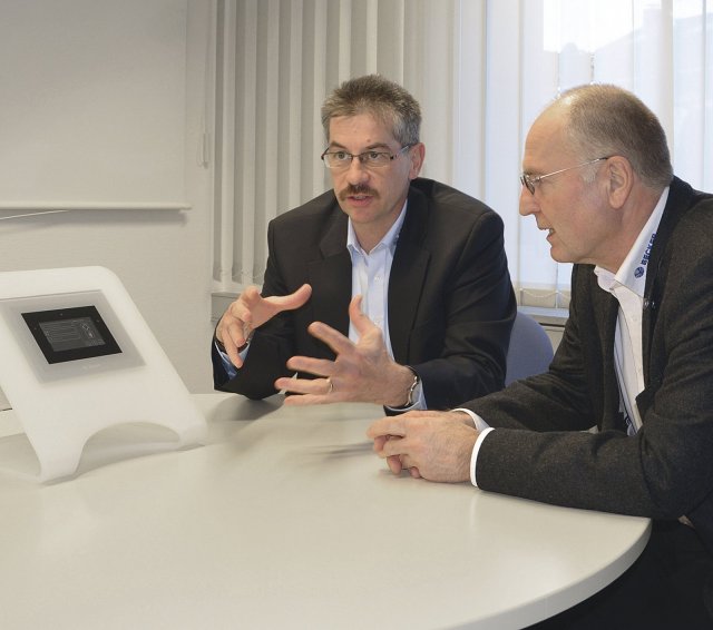 Ředitel firmy Becker Antriebe, Dieter Fuchs (vpravo) a šéf prodeje Uwe Happel: &bdquo;Naším cílem je jednoduchými řešeními odbourat předsudky vůči automatizaci domu.&rdquo;