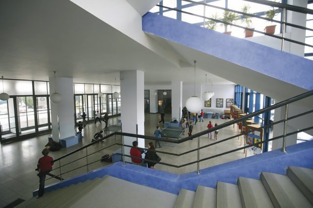 Obr. 3: Francouzské školy, schodišťová hala (převzato z Archiweb)