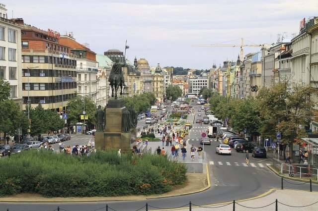 Václavské náměstí (Peter Stehlik – wikimedia)