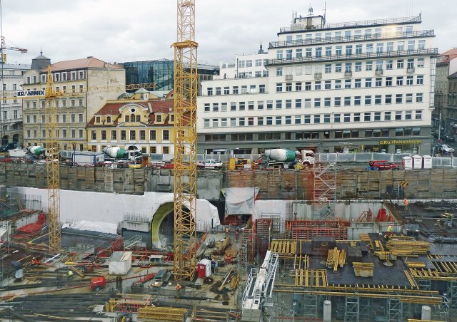 Beton byl dodáván ze strany TBG METROSTAV – pohled na ulici Purkyňova