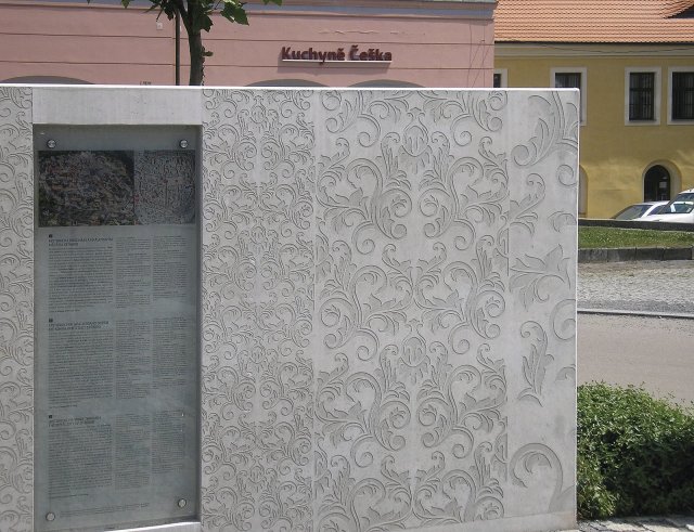 Realizace pohledové betonové stěny na náměstí ve Stříbře u Tachova