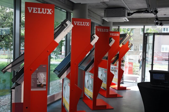 V prostorách jsou vystavené veškeré výrobky společnosti VELUX, které si tak návštěvníci mohou na vlastní kůži vyzkoušet.