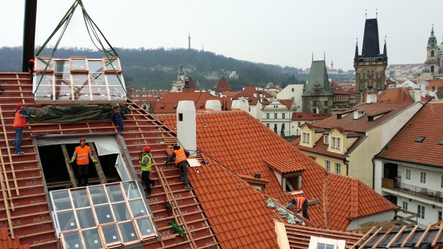 Solara HISTORIK, montáž na střechu Pinkasova paláce na Kampě