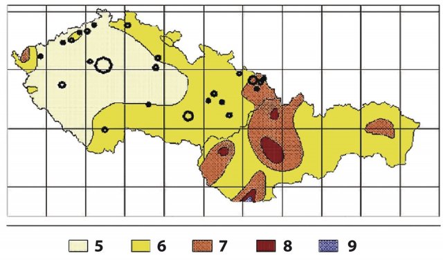 Obr. 2: Mapa seizmických oblastí České a Slovenské republiky. Kroužky jsou označena města nad 50 000 obyvatel. Zdroj: Geofyzikální ústav Akademie věd ČR, v.v.i.