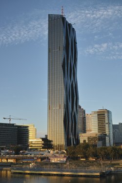 Celkový pohled na DC Tower 1 (foto Rftblr – Wikipedia)