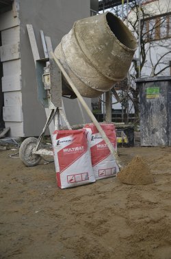 Multibat PLUS stačí promíchat s pískem a vodou