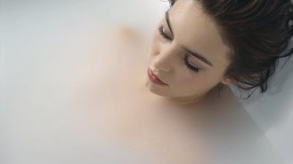 Výsledek koupele s Kaldewei Skin Touch: pocit sametově měkké a hebké pokožky od hlavy až k patě, který citelně přetrvává i po koupeli.