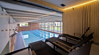 Finská sauna - odpočívárna	- pohled z odpočívárny směrem do bazénové haly