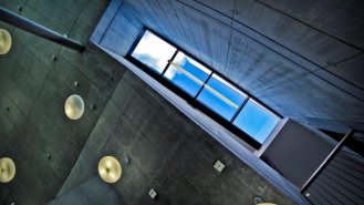 Prostorové vazby - pohled do světlíku nad schodištěm ve foyer - pohled do světlíku nad schodištěm ve foyer