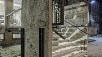 Betonové schody hlavního vchodu