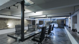 Jednací/pojízdný stůl zavěšený ze stropu