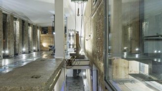 Průhled patrem- betonová lavice