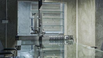 Skleněný stůl pro majitele firmy