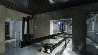 Skleněný stůl pro majitele firmy