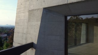Detail mezi interiérovou pláží a exteriérovou terasou