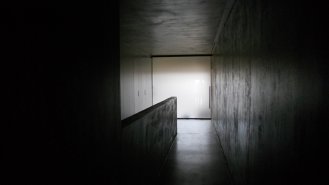 Chodba se zázemím mezi obytnou a bazénovou část