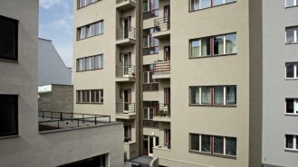 Dvorní fasáda s anglickými dvorky po rekonstrukci