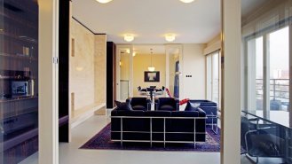 Průhled z pracovny do obytného prostoru