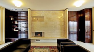 Pohled na krbovou stěnu s knihovnou - obytný prostor