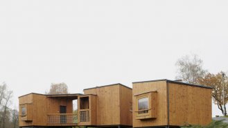 Pohled na východní skupinu chat z vnitroareálové komunikace