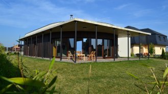 Pohled na dům skrz bambusový plot