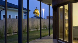 Noční pohled zpod zastřešené terasy