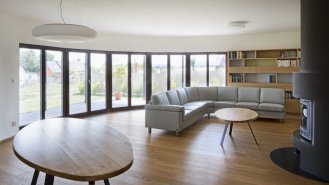 Vpravo krb ve tvaru půlelipsy