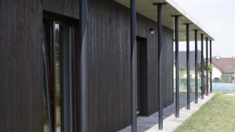 Pokoje stíněné betonovou markýzou