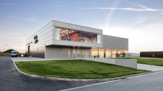 Boční pohled SV, strana zásobování skladu.