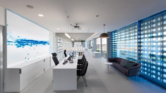 Pohled od vstupu do showroomu.