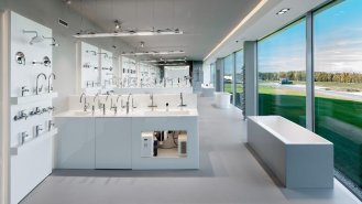 Výstavní prostor showroomu s funkčními bateriemi / kohoutky.