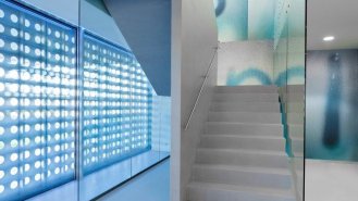 Schodiště do druhého patra administrativní části.