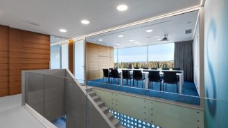 Pohled na vstupní část 2.NP – schodiště a zasedací místnost.