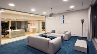 Pohled z jednací místnosti ve vyvěšené části objektu nad vstupem, na kancelář vedení.