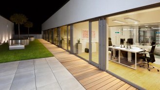 Pohled na prosklenou fasádu kanceláří v 2.N