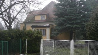 Stav domu před rekonstrukcí - pohled z ulice na vstup