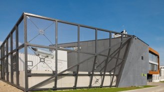 Naftové hospodářství za oponou z nerezové sítě