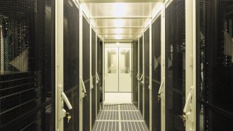 Pohled na datový sál - racky v srdci objektu