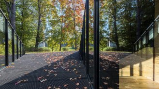 Pohled z úžlabí budovy směrem do parku, v právé části fotografie je vidět laboratoř